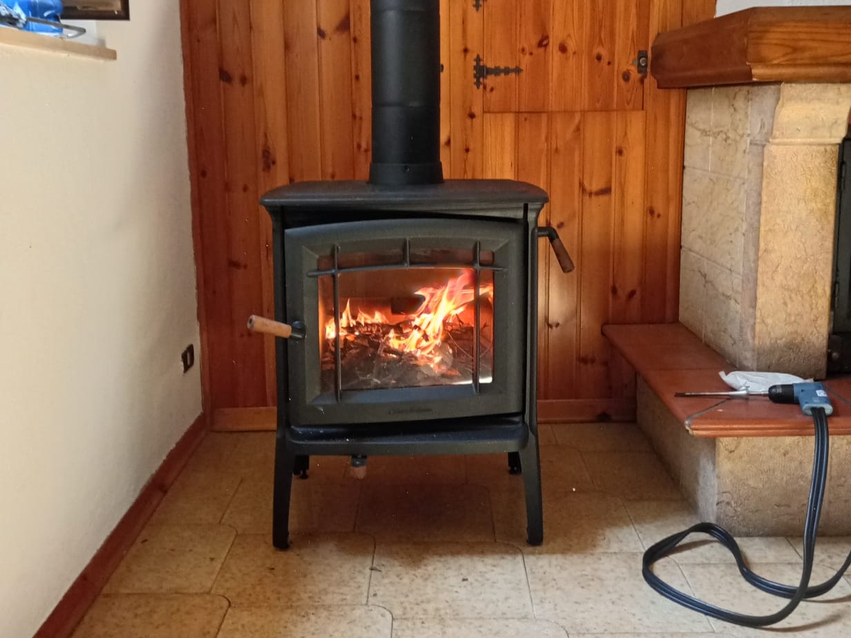 Stufa a legna in ghisa accesa dopo l'installazione